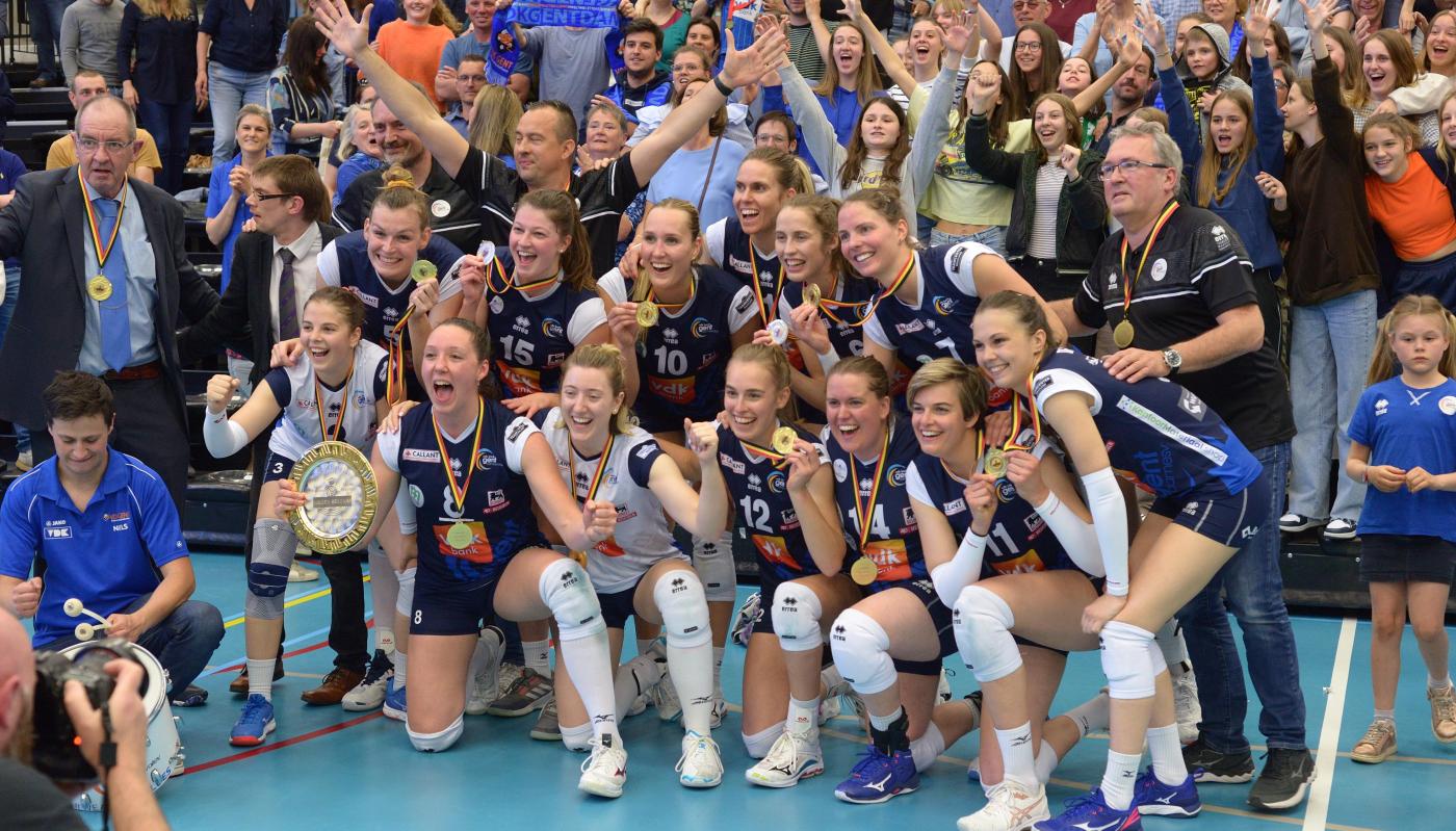 De juigende VDK speelsters na de kampioenenwinst